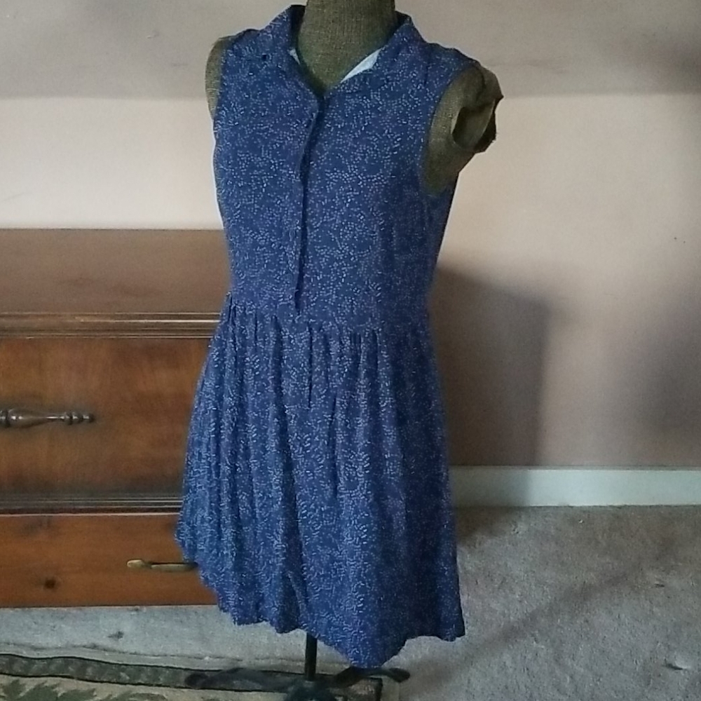 Summer dress with cut-out in the back